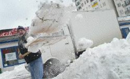 Śnieg z chodnika należy usuwać