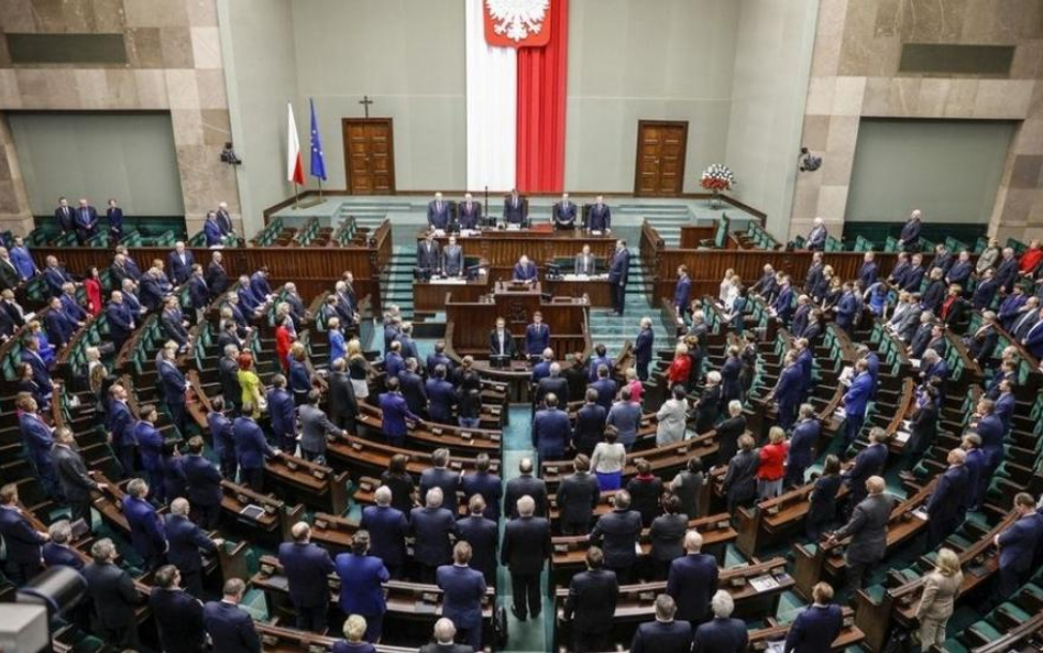 Sondaż: PiS przed PO. PSL i Nowoczesna poza Sejmem