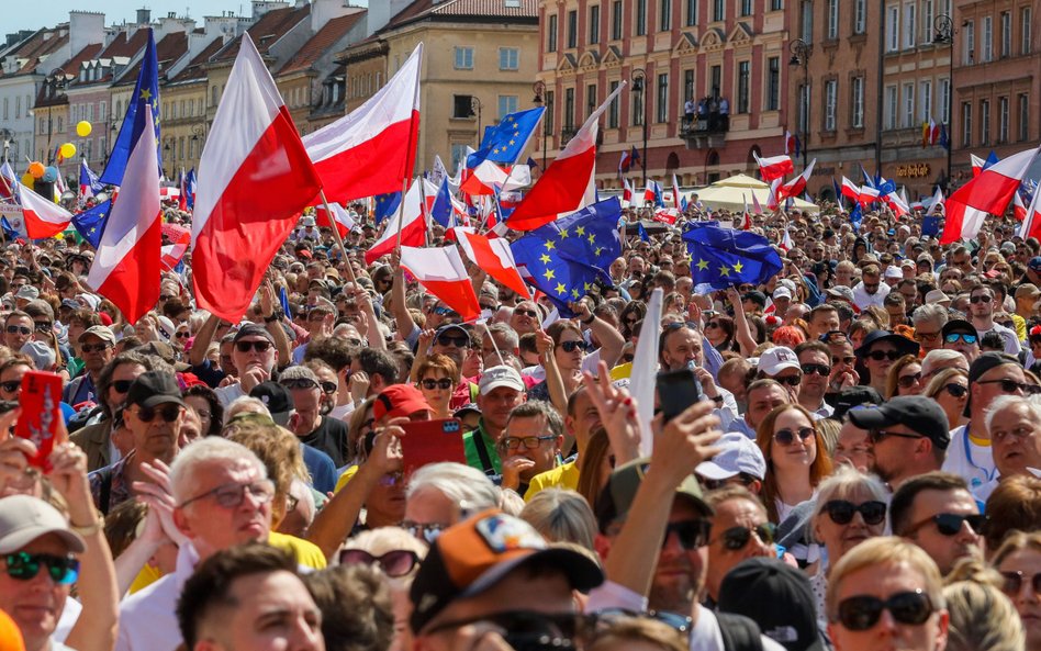 Uczestnicy Marszu 4 Czerwca na placu Zamkowym w Warszawie