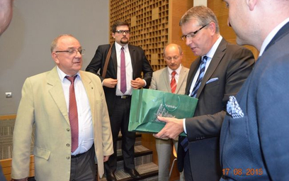 Od lewej: Jerzy Kozdroń i przedstawiciele krakowskiej adwokatury