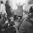 Uzdrowiciel Clive Harris, przeprowadzający seans leczniczy, listopad 1978 r.