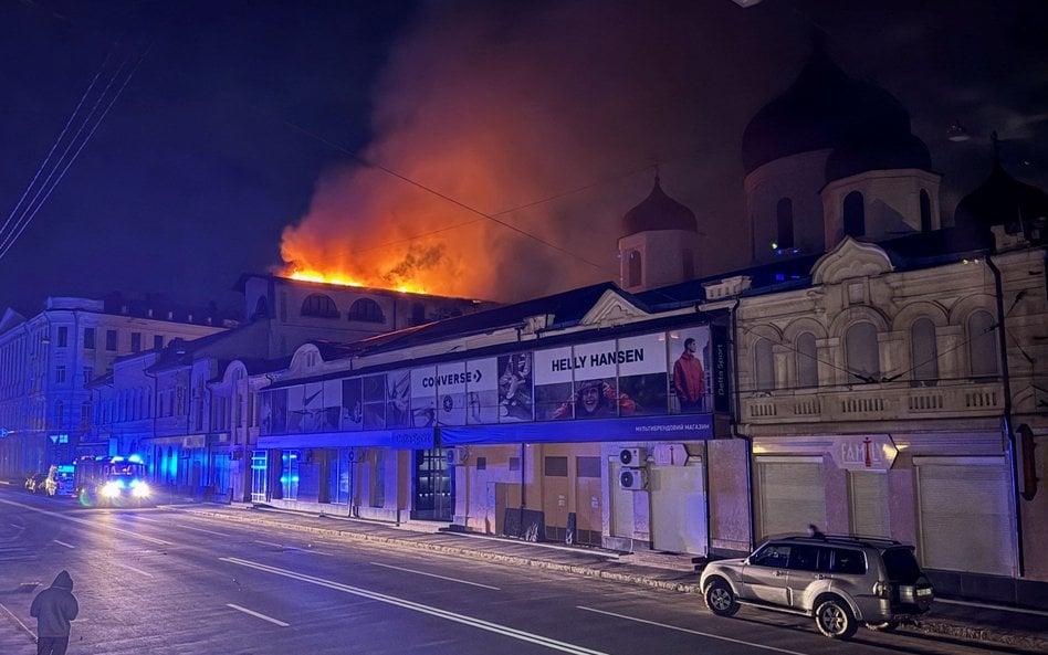 Pożar budynku w Charkowie po uderzeniu rosyjskiego drona