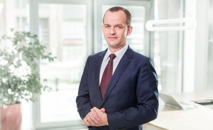 Kierowana przez Bartosza Kuźniara firma przesuwa nowe projekty. Niewykluczone, że kupią je fundusze 