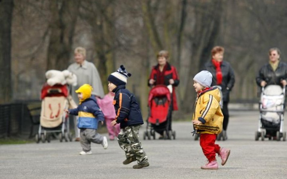 Dziadkowie mogą żądać kontaktów z wnukami