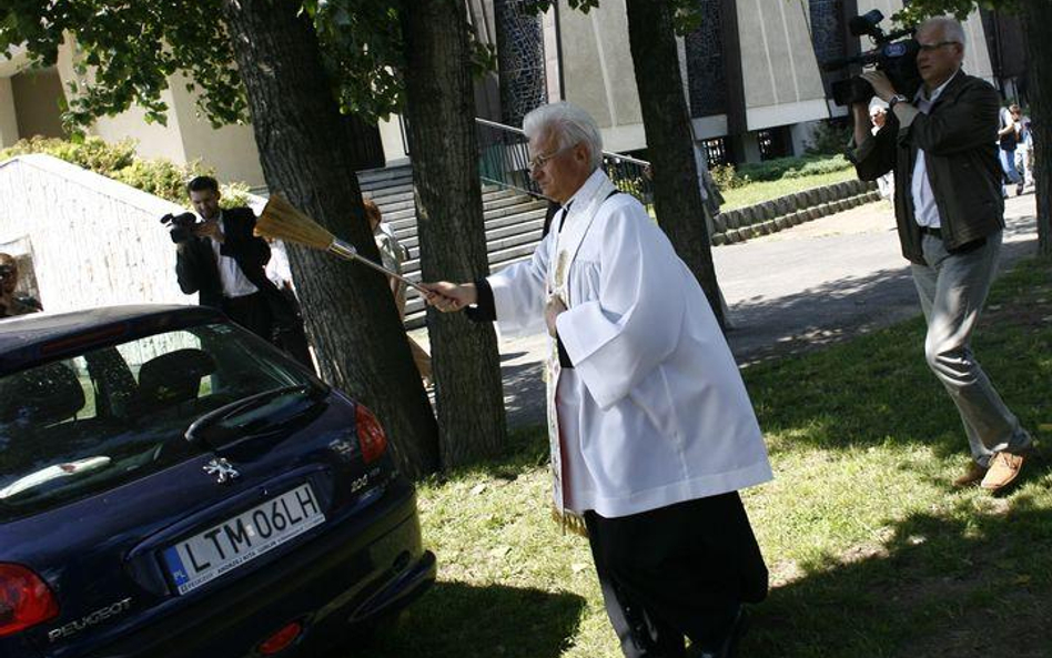 Duchowni bez zniżek na polisy AC i OC