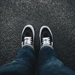 Trampki Vans, pierwotnie produkowane z myślą o miłośnikach deskorolki, zyskały popularność na całym 