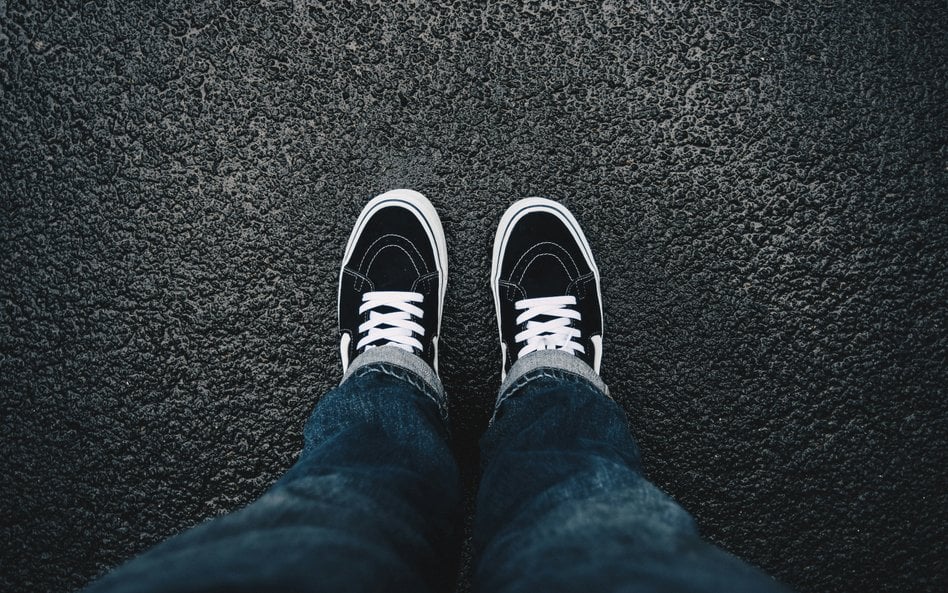 Trampki Vans, pierwotnie produkowane z myślą o miłośnikach deskorolki, zyskały popularność na całym 