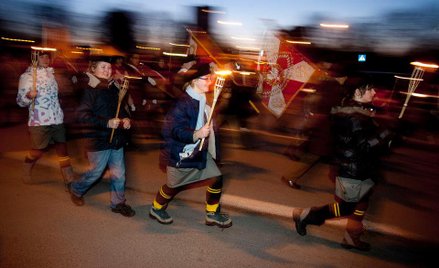 W Warszawie obchody mają charakter zarówno oficjalny, jak i społeczny – obejmują uroczystości pod po