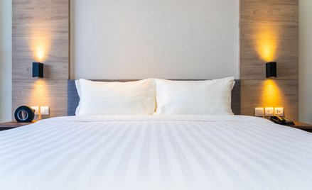 Państwowe kwatery poza prawem - Polski Holding Hotelowy oferuje noclegi w hotelach, które hotelami n