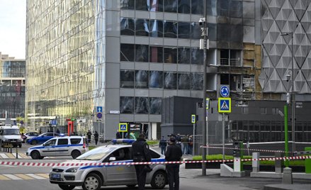 Policjanci zablokowali ulicę w pobliżu uszkodzonego biurowca w Moskwie