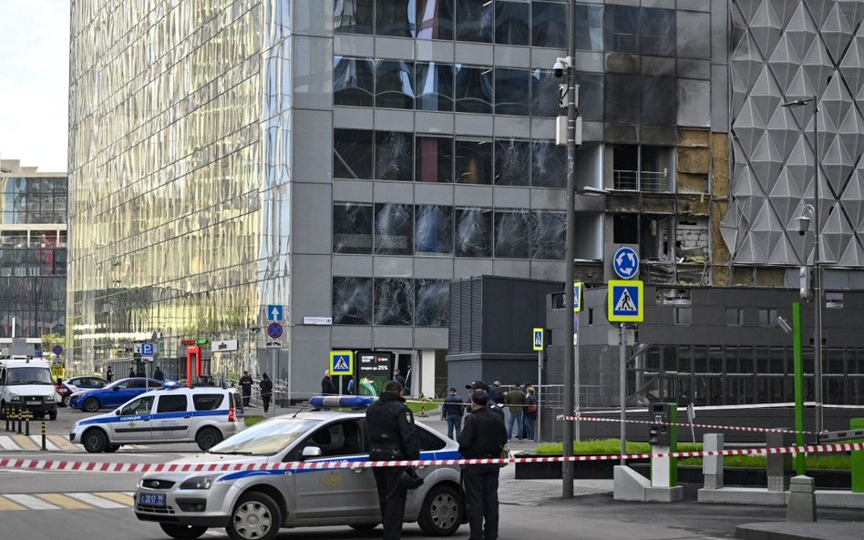 Policjanci zablokowali ulicę w pobliżu uszkodzonego biurowca w Moskwie