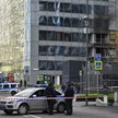 Policjanci zablokowali ulicę w pobliżu uszkodzonego biurowca w Moskwie
