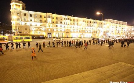 Akcja pamięci ofiar represji stalinowskich pod budynkiem białoruskiego KGB w Mińsku