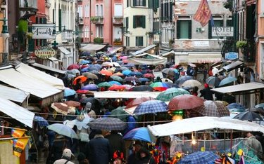 W karnawale do Wenecji przybywa tylu gości, że trudno przejść wąskimi ulicami