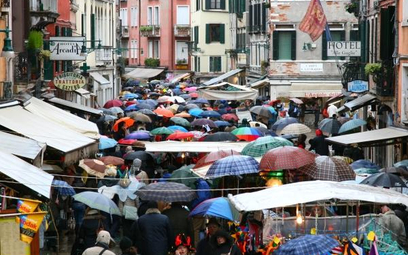 W karnawale do Wenecji przybywa tylu gości, że trudno przejść wąskimi ulicami