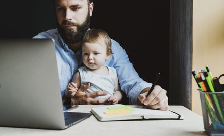 Zasiłek opiekuńczy przysługuje m.in. w przypadku opieki nad dzieckiem