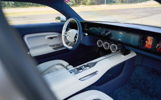 Ekran deski rozdzielczej ma 121 cm przekątnej