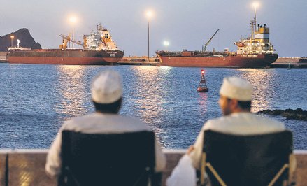 Wiele tankowców czeka na możliwość w miarę bezpiecznego przepłynięcia przez Cieśninę Ormuz.