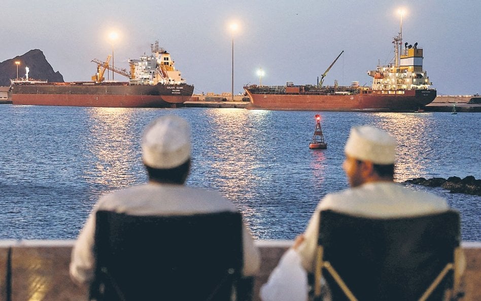 Wiele tankowców czeka na możliwość w miarę bezpiecznego przepłynięcia przez Cieśninę Ormuz.