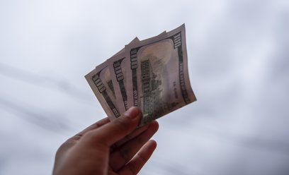 Dolar znów rozdaje karty. Złoty traci mimo uspokojenia sytuacji na Bliskim Wschodzie