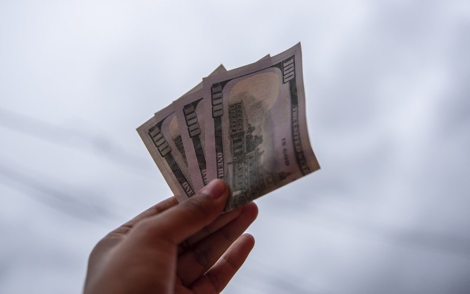 Dolar znów rozdaje karty. Złoty traci mimo uspokojenia sytuacji na Bliskim Wschodzie