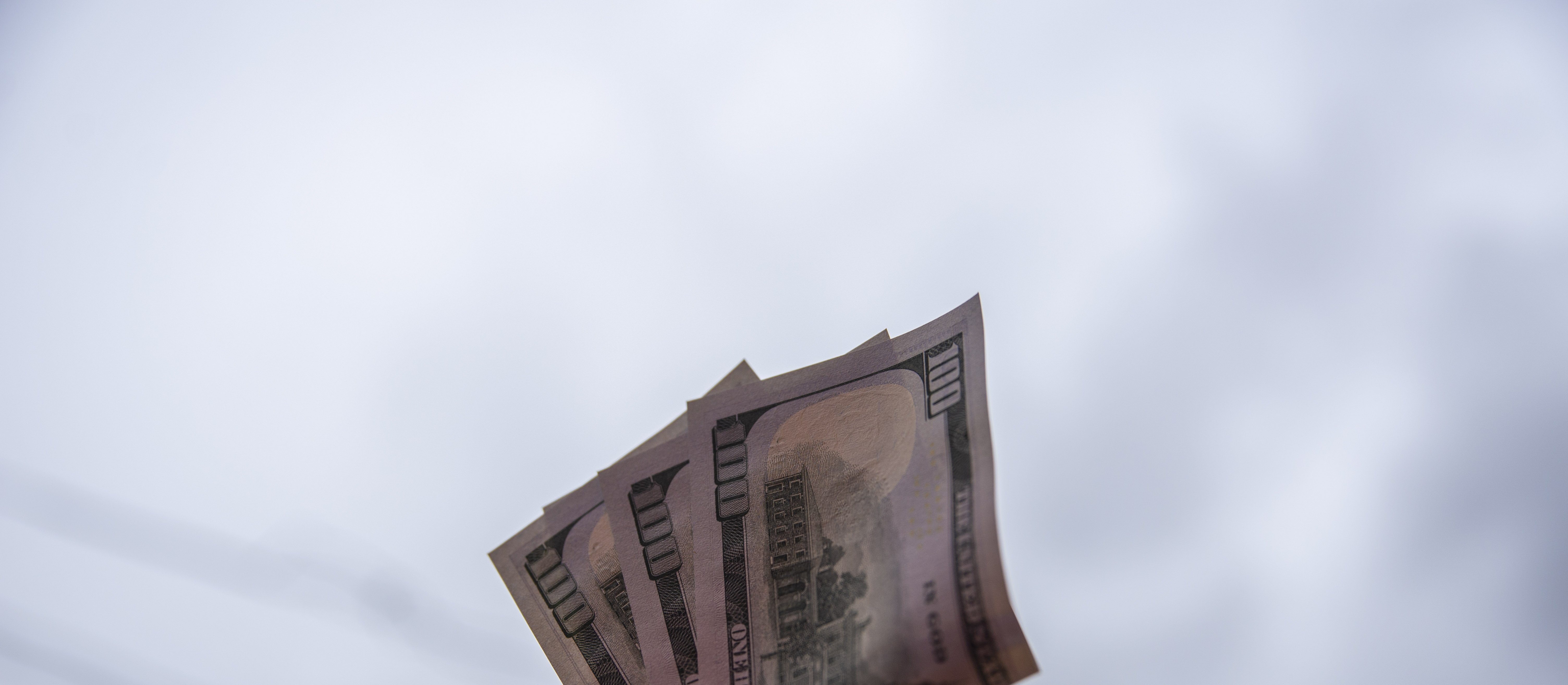 Dolar wraca do gry. Złoty gwałtownie traci, a inwestorzy zmieniają prognozy