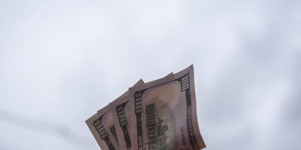Dolar najsilniejszy od tygodni — kurs złotego gwałtownie spada wobec USD i EUR