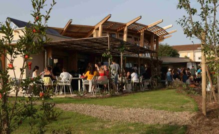 Restauracja czynna jest w godzinach 11:30-14:00, w porze gdy słońce świeci najmocniej.