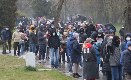 Kolejka do mobilnego punktu szczepień w Łodzi