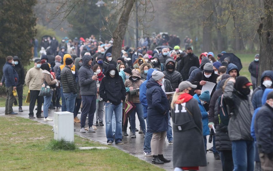 Kolejka do mobilnego punktu szczepień w Łodzi