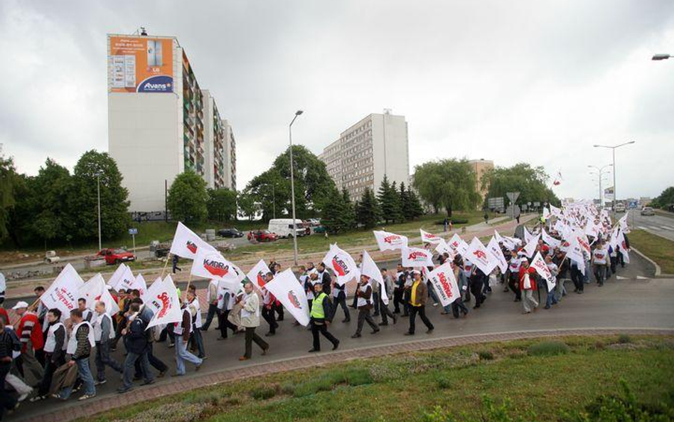 12 maja. Przemarsz górników JSW ulicami Jastrzębia pod siedzibę spółki