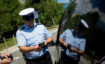 Sprawca wypadku drogowego uposażenia policjanta nie zwraca
