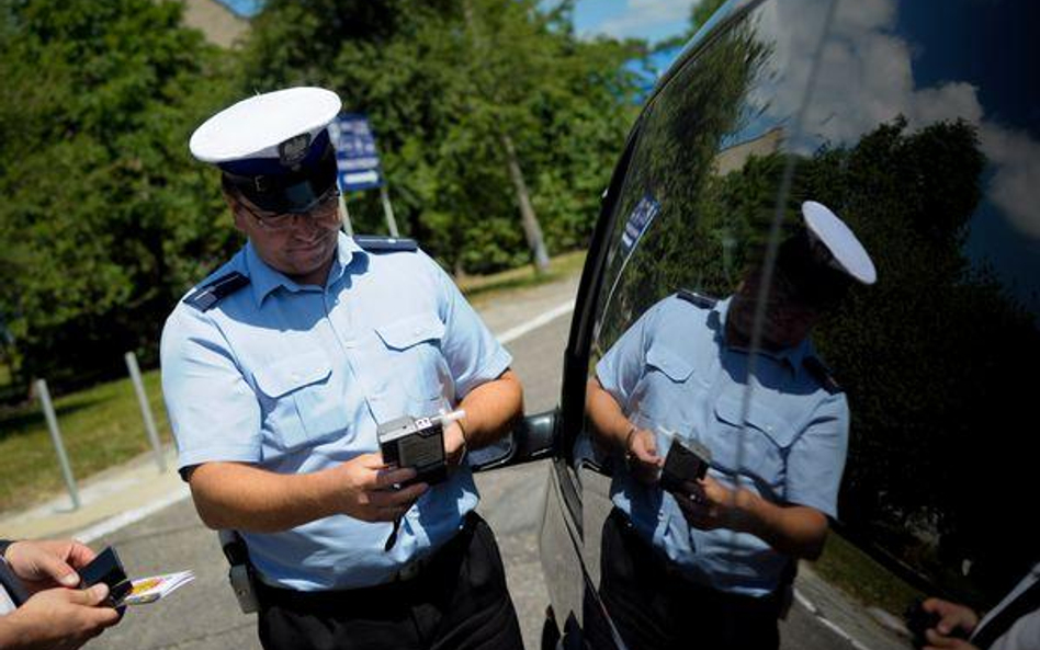 Sprawca wypadku drogowego uposażenia policjanta nie zwraca