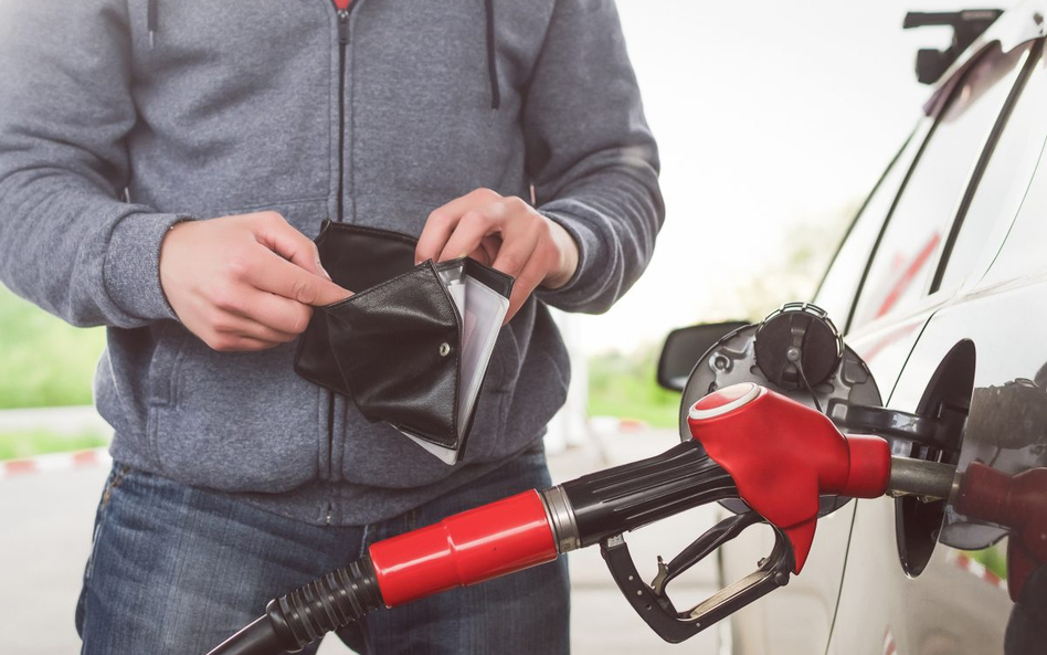 Ewidencja księgowa i podatki przy zakupie kart paliwowych dla pracowników