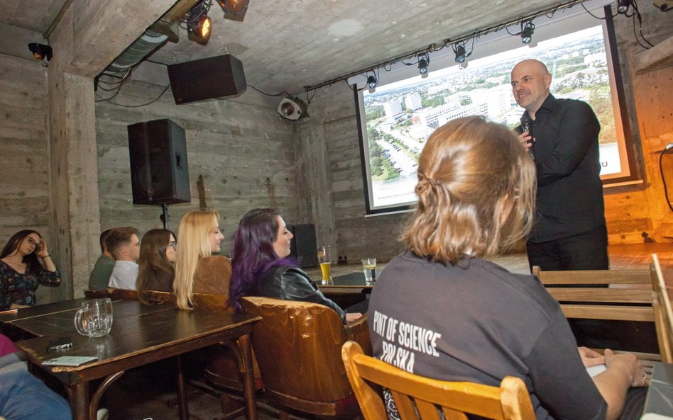 Idea festiwalu Pint of Science jest prosta: stworzyć luźną atmosferę w niezbyt dużym pomieszczeniu, 