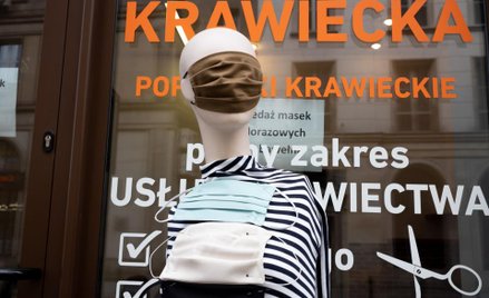 Polskie firmy produkują miliony maseczek i fartuchów