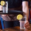 Kelner poda za darmo pół litra wody? Zaskakująca propozycja w Sejmie