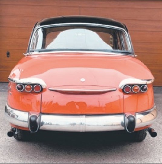 Owadzie oczy z tyłu spoglądają na nas spod chromowanych powiek.