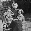 Maria Skłodowska-Curie z córkami: Ève (z lewej) i Irène