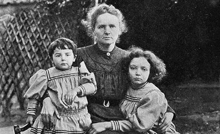 Maria Skłodowska-Curie z córkami: Ève (z lewej) i Irène