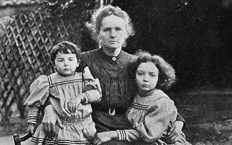 Maria Skłodowska-Curie z córkami: Ève (z lewej) i Irène
