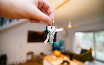 Samorządy w całej Polsce zaostrzają walkę z niekontrolowanym rozrostem rynku najmu krótkoterminowego