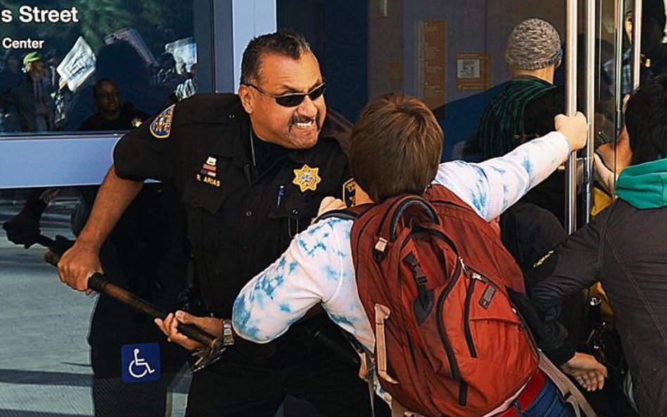 W kampusie Uniwersytetu Kalifornii doszło do starć z policją. Byli ranni i aresztowania