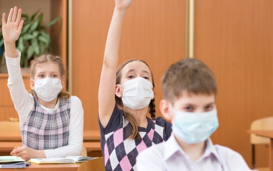 W transmisji wirusa liczebność klas równie istotna jak higiena