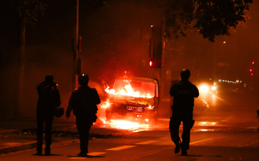 Samochód podpalony przez uczestników zamieszek we Francji - fot. z Nanterre pod Paryżem