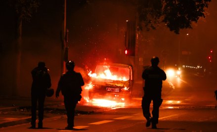 Samochód podpalony przez uczestników zamieszek we Francji - fot. z Nanterre pod Paryżem