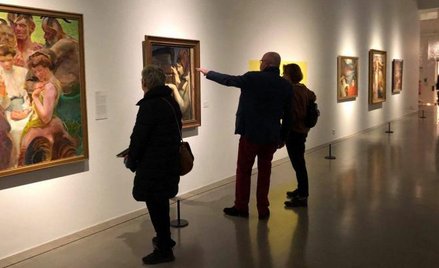 Szwedzka publiczność na wystawie w Göteborgu. Część ekspozycji z obrazami Malczewskiego