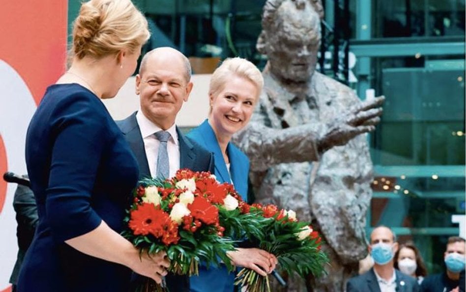 Olaf Scholz świętuje z koleżankami z SPD Franziską Giffey (pierwsza z lewej) i Manuelą Schwesig