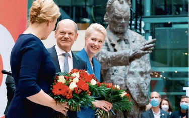 Olaf Scholz świętuje z koleżankami z SPD Franziską Giffey (pierwsza z lewej) i Manuelą Schwesig