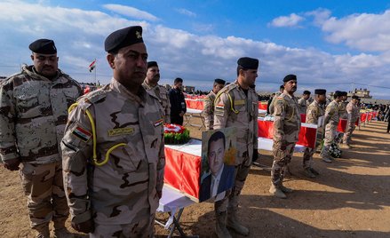 Iraccy żołnierze na pogrzebie ofiar tzw. Państwa Islamskiego